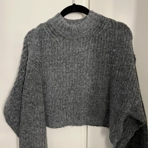 Grå stickad tröja - Grå stickad tröja med ballongärmar. Jätte fin, använd en gång. Från Gina Tricot storlek 34