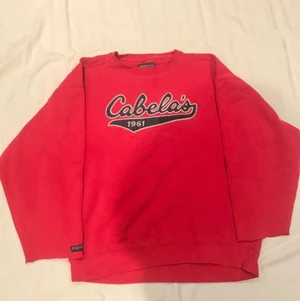 Cabelas college sweatshirt  - En sweatshirt med cabelas tryck. Oversized med avklippta armar