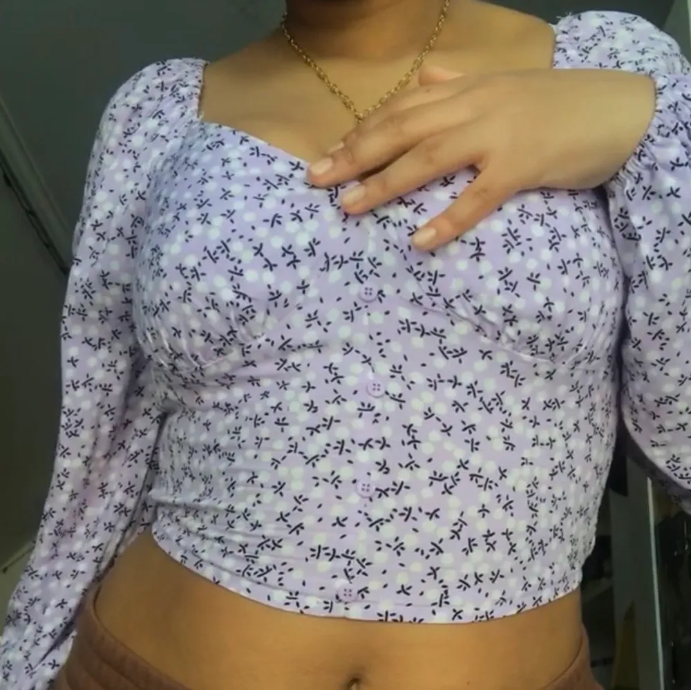 really cute purple floral top . Blusar.