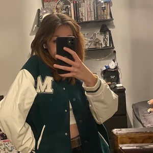 College jacka grön/vit - Storlek: xs men den sitter ändå ganska löst. Nästan helt nytt skick har använt kanske 2-3 gånger men det är inget fel med den jag bara Hasse typ glömt att jag hade den. :) Du betalar frakt. Jag kan gå ner i pris om de är snabbköp.