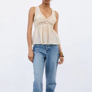 Topp från Zara - Super gullig sommartopp från Zara. Toppen är virkad och mönstrad nedtill. Den är nybeställd och lappen är kvar! Den är även helt slutsåld på hemsidan💞