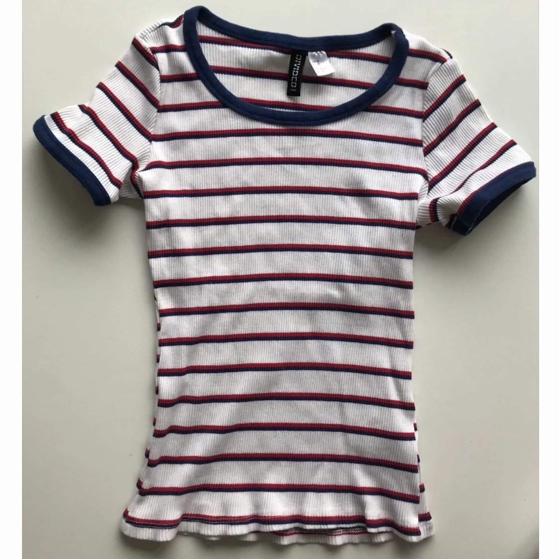 Randig topp - blå, röd, vit. Storlek XS - 90