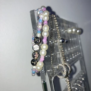 Armband - 🤍Armband som säljs i par🤍 💸35kr för båda💸 Töjbar genomskinlig tråd Text är justerbar 💯handgjorda (Inte begagnade)