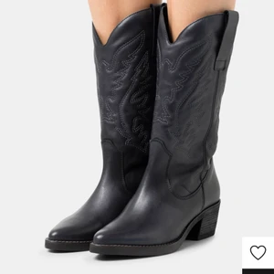 Cowboy boots❤️‍🔥 - Säljer mina snygga cowboy boots som är ändast använda 1 gång! Säljer dem pågrund av att jag köpte ett annat par❤️‍🔥 Dem är i strl 40 men är små i strl så sitter som en 39/38❤️‍🔥