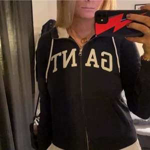 Gant zip tröja - Gant zip tröja i färgen marinblå, kommer tyvärr inte till användning längre💕 men i superfint skick