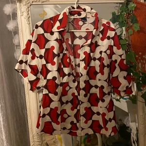 Blommig skjorta  - Säljer denna skjorta! I princip helt oanvänd! Frakt: 66kr🌸