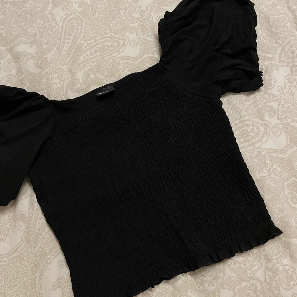 Säljer min Nelma puff sleeve topp från Gina tricot i svart som är slusålda 🤍endast provad. Toppar.