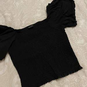 Säljer min Nelma puff sleeve topp från Gina tricot i svart som är slusålda 🤍endast provad