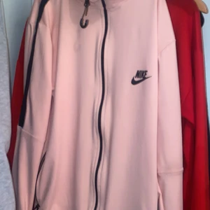 Skit snygg Nike kofta  - Skit snygg Nike kofta köpte den för 700 men säljer för 400, 350 snabb affär 