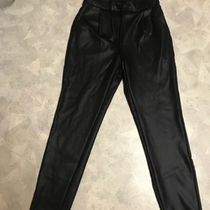 Byxor - Byxor i ”skinnimitation” från vero Moda. Strl: Xs/32 men lite större i storleken så passar S.