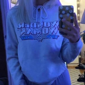 Vit hoodie strl S - Här är en vit hoodie i strl S☺️ Den är från hm och har används bara ett få tal gånger🌟 Betalning sker via Swish🌸 Skicka meddelande om intresse eller frågor😊☘️ 