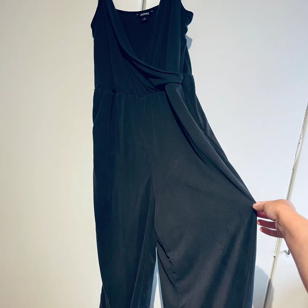 Så fin jumpsuit från Monki i stl M. Endast använd en gång så i nyskick. Mörk grå och i cropped modell så slutar vid vaden.. Jeans & Byxor.