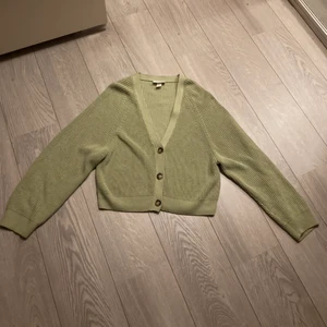 Grön Cardigan - Säljer denna koftan från monki som är nästan helt oanvänd, köpt för 299kr 