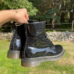 DR. MARTEN’S ”1460 Black Patent” - Säljer mina ursnygga Dr. Martens som är sparsamt använda och i princip nyskick utöver att dem är något creasade (borde gå att fixa om det önskas!!). Köpte dem i vintras för 1 900 kr, säljer för 1 500 kr. 💕