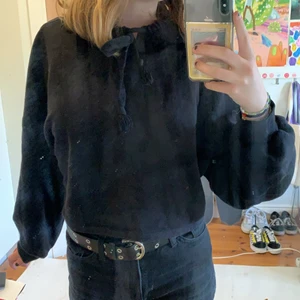 Kort ”mag” hoddie från ginatricot - Svart kort ”mag” hoddie från ginatricot, har använt den förut men tycker inte om den längre (ja har bytt stil) den är inte trasig eller skadad någon stans😇🖤