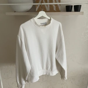 Sweatshirt från weekday  - Vit sweatshirt från weekday i storlek M. Sparsamt använd och i fint skick då den är för stor. 200 kr INKLUSIVE frakt💘 