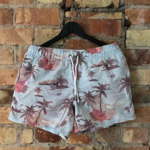 3 olika bad-shorts!  - Bild 1, st: S, pris 30kr. Bild 2, pris 30kr, st: S. Bild 3, pris 30kr, st: M.