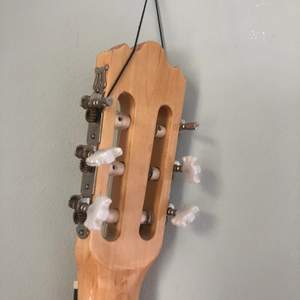 Gitarr 150kr är använd och saknar två skruvar. 
