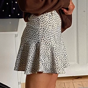 Vit prickig kjol  - En kjol med underbyxor och jättefin. Hör av er om ni har några frågor💗