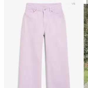 Ett par Yoko jeans i färgen lila. Använda kankse en gång, är i väldigt fint skick. Storlek 26 och kostar 200 + frakt (pris kan diskuteras). Tar inte ansvar för postens slarv💕 (Lånad bild)