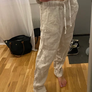 Linnebyxor  - Linnebyxor ifrån H&M som är helt slut sålda. De är knappt använda och säljer då de är lite för stora för mig. Köpare står för frakt!