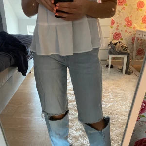 Superfina jeans  - Säljer ett par superfina jeans från ginatricot, byxorna är i bra skick och i en superfin färg💕💕 kom privat för mer bilder eller frågor😝 jag har vanligtvis 36 i jeans 