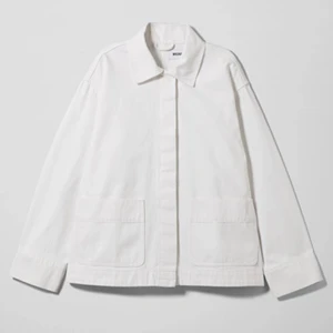 Vit jacka - Säljer denna supersnygga vita jackan från weeekday. Den är aldrig använd och prislapp kvar! Skriv privat för fler bilder☺️ Orginalpris: 600