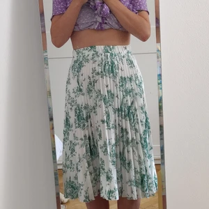 Mönstrad plissékjol H&M - Så otroligt bekväm och fin plissékjol i nyskick från H&M! Strl 36, men passar även en 38. skriv för fler bilder!