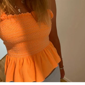 Orange topp  - Säljer denna snygga toppen från Zara som tyvärr inte kommer till användning! Köpt här på plick men aldrig använd av mig | Barn storlek 10, sitter som en vanlig xs/s | Om intresset är stort blir de budgivning! | köparen står för frakt 🧡 (Lånad bild) 