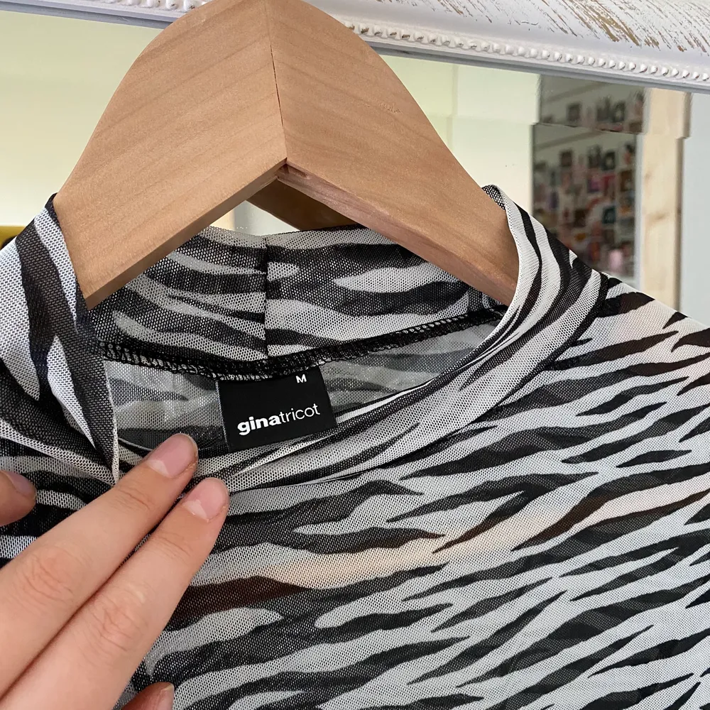 mesh zebra tröja från ginatricot, använda vid få tillfällen. . Tröjor & Koftor.