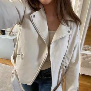 Skinn jacka - Vit skinn jacka från Missguided, helt oandvänd 
