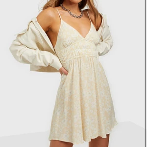 KLÄNNING - Så fin klänning, storlek S, pris 150kr, skriv PM FÖR MER BILDER