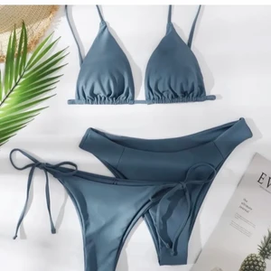 Blå bikini - Säljer denhär superfina blåa bikinin med två underdelar då den tyvär inte passar på mig. Köpte den från en tjej på plick. Endast testad så lapparna sitter kvar på båda trosorna. Strl M men jag skulle säga att den passar bättre på någon som är   XS eller S få banden är justerbara och både trosorna och toppen går att knyta som man själv vill ha det. ❗️Pris går att diskutera❗️