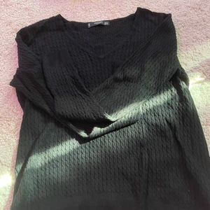 En skön mango tröja men en V Neck - Den här tröjan har jag använt kanske en gång, och där med inte använder den. Tröjan är ganska tun men ändå väldigt skön, hör av dig om du är intresserad☺️❤️