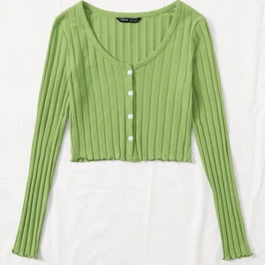 Grön topp  - Superfin grön topp perfekt till hösten. Passar till det mesta och sitter som en smäck. Säljer för 70 kr + frakt. Storlek 36