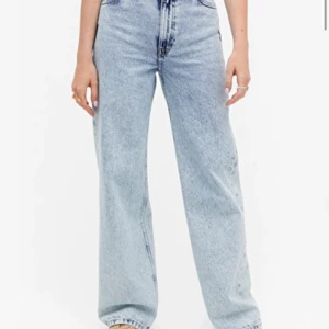 Jeans från monki  - Säljer dessa super snygga jeans från monki, modellen heter Yoko och är high waist wide leg. Köpte dessa för 400kr säljer för 200 plus frakt. Väldigt fint skick!! Dom är i storlek 27. Säljer pågrund av att dom inte kommer till användning och är lite för korta för mig som är väldigt lång , hör av er för bild när jeansen sitter på mig  😊