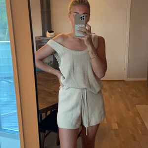 Stickat set, & Other Stories  - Stickat set med linne och shorts, från & Other Stories. Oanvänt! 