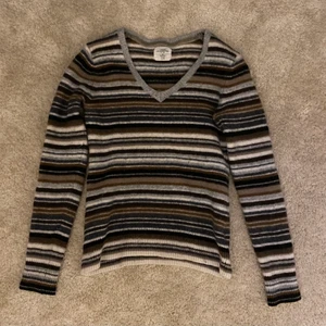 Vintage tröja - Säljer min jätte fina tröja som tyvärr inte passar mig längre. Det står att det är storlek m men jag skulle säga att den passar som xs/s mer. Skriv till mig om ni har några fler frågor!