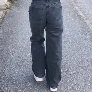 Jeans -  Svarta ”straight leg” jeans i storlek XS. Säljs för att dom inte passar mig längre. Köpare står för frakt