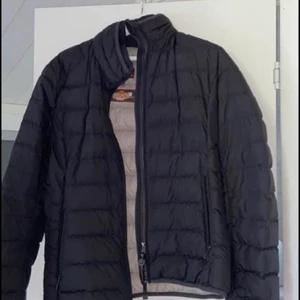 Parajumper höst jacka - Sparsamt använd. Äkta och köpt från johnells. Köpare står för frakten. Kan tänkta gå ner i pris! 