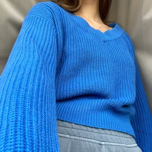 Stickad tröja  - Slutsåld tröja med skönt material! Lägg ett bud om du vill.  Kan skicka hem till dig :)  LEDANDE BUD 64kr! 