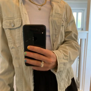 Beige jeansjacka - Beige jeansjacka i storlek 42, passar dock mig som är XS/S beroende på hur stor man vill ha den.