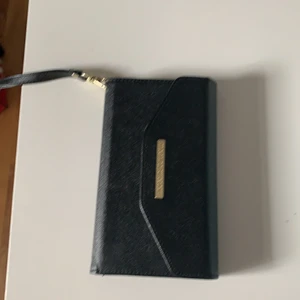 Mobilfodral + svart skal - Ett svart fint mobilfodral för iPhone xr och man får med ett svart skal som är magnetiskt iphone fodralet. Knappt använd. Detta är ifrån ideal of sweden. Nypris 399kr.