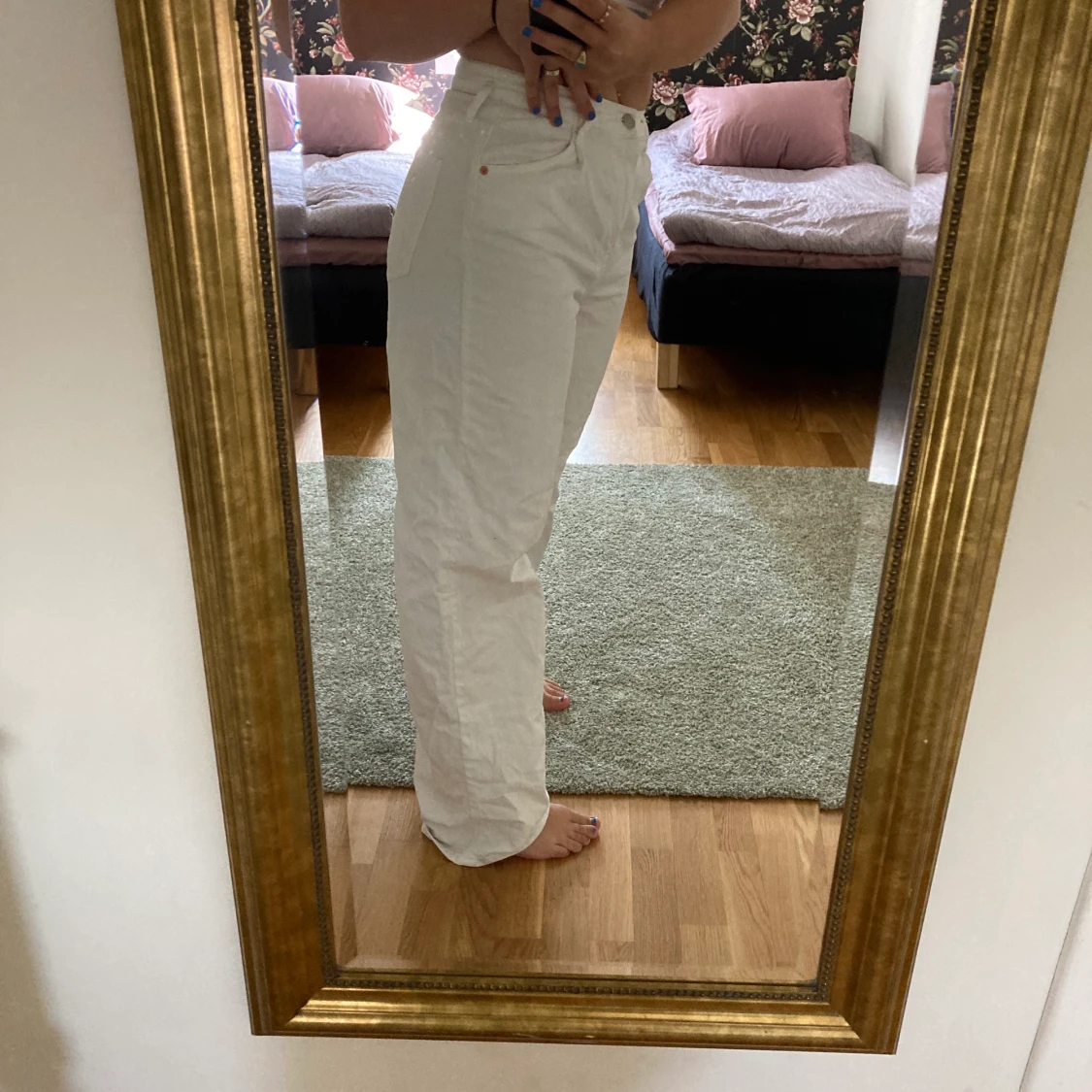 lågmidjade vita jeanse