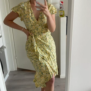 Blommig klänning  - Superfin klänning från Gina tricot i storlek 38. Använd ca 5 gånger, väldigt bra skick