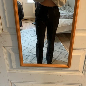 raka kostymbyxor💕 - Ett bar jätte fina och sköna kostymbyxor i rak modell som inte är min storlek tyvärr. Aldrig använda och aldrig tvättade. Dom köptes på bubbleroom för 399kr säljer nu för 100kr💕(Kan sänka pris vid snabb affär)