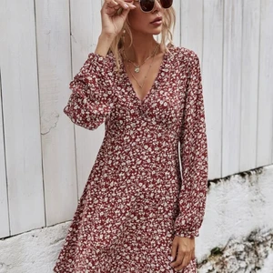 Klänning - Superfin klänning som aldrig är använd! Från Shein & färgen är mest rättvis på Sheins bild. OBS finns billigare frakt (Nypris: 119kr)