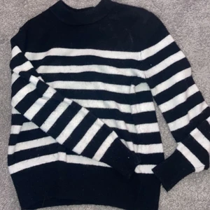 Stickad tröja  - Säljer min jättefina stickade tröja från h&m! Den är köpt för ca 1 vecka sen och använd 2-3 gånger så den är i nyskick! Strl: XS. Köparen står för frakten🤍