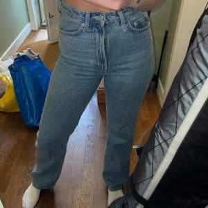 säljer mina weekday jeans i modellen rowe, storlek w 25 längd 32. använt sparsamt. jag är 170 cm lång. betalning via swish, köparen står för frakten!