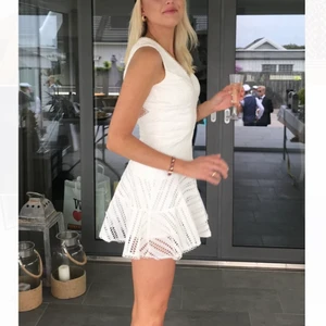 Vit bardot klänning - finaste vita klänningen från bardot! öppen i ryggen, fin struktur och så snygg passform! passar perfekt som studentklänning och till finare tillfällen! endast använd vid ett tillfälle så den är i nyskick! ordinariepris: 1849kr